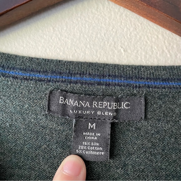 BANANA REPUBLIC Luxury Blend Men's M V-neck Long Sleeve Lightweight Sweater - Picture 3 of 6